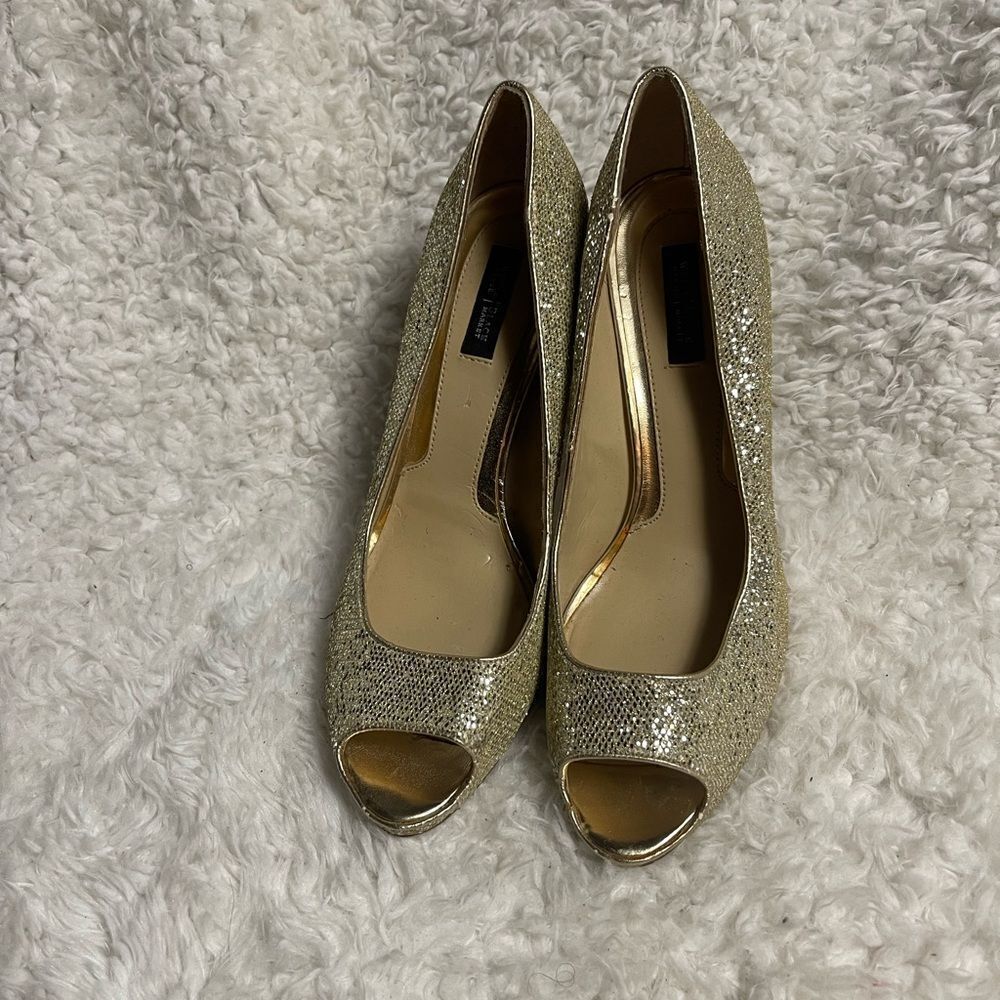 White House Black Market Dancer synthetic sparkling gold heels peep toe SZ10M - Picture 2 of 11